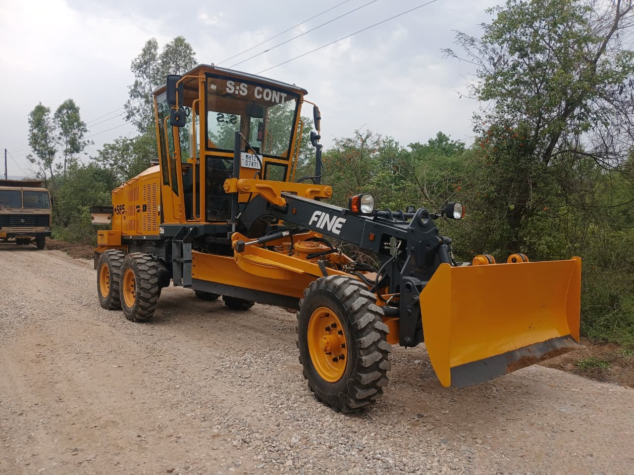 Fine HD 585 Motor Grader – Reliable Grading Performance for Road & Site Projects - Image 2